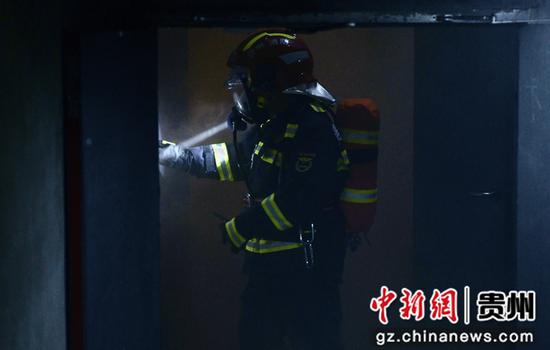 图为参训学员正在浓烟场所搜救。 黔南消防救援支队 供图