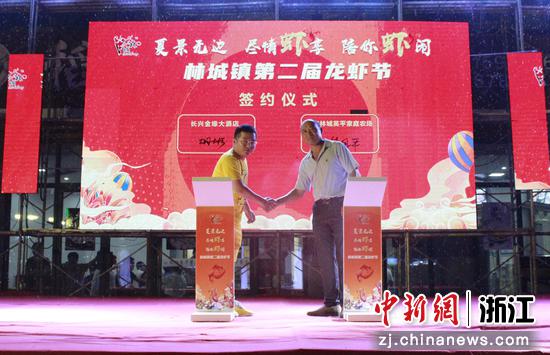 商户代表和龙虾养殖户签署供销协议 许旭供图