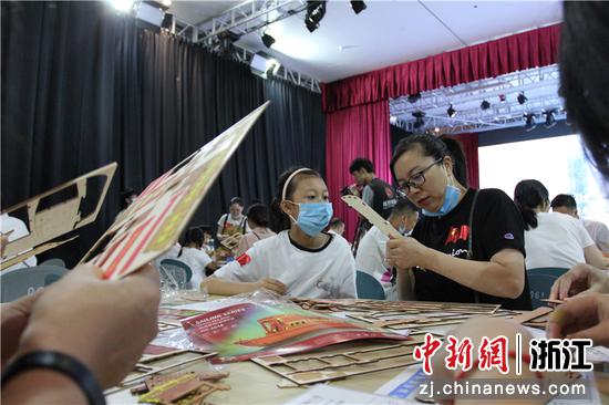 船模制作现场。 余勇成供图