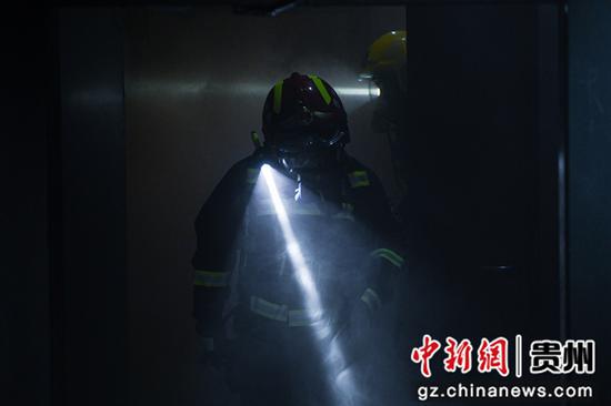 图为参训学员正在烟雾环境中搜救“被困者”。黔南消防救援支队 供图