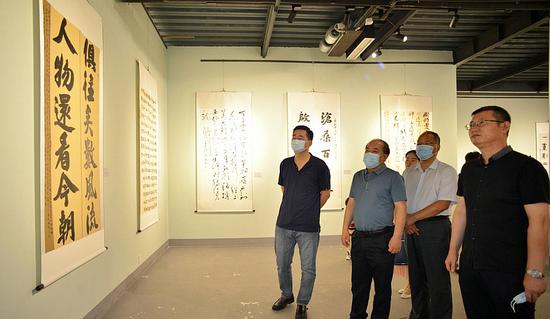 王军、王绍森、籍俊峰、邢纪庆观看展出的作品。 润松美术馆供图
