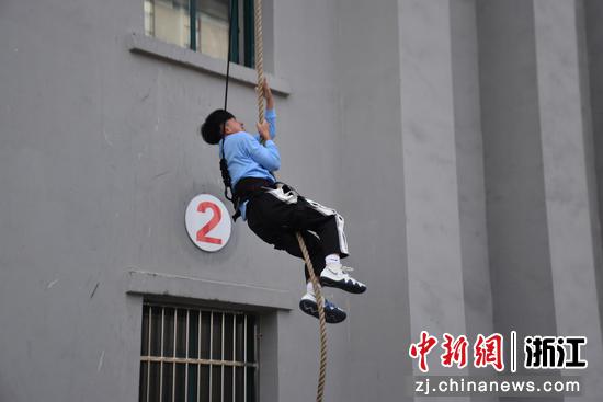 体育系学生在武警官兵的指导下“奋力一搏” 刘治乾供图