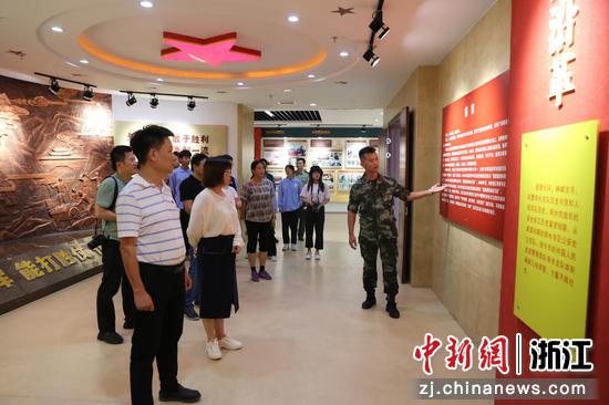 武警官兵与学校师生参观丽水支队史馆 刘治乾供图