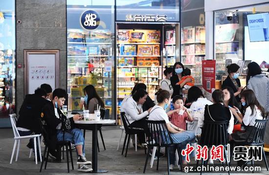 奶茶店为消费者提供休闲区域