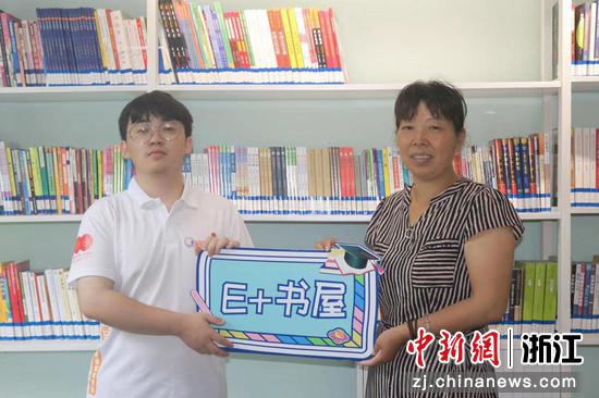 实践队在源东乡洞井村成立“E+书屋”。 郭天鹏供图
