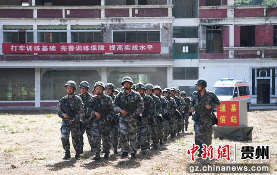 7月10日，在贵阳市南明区人武部开展的民兵战备拉动演练现场，参演民兵分队正在快速集结。
