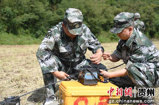 7月10日，在贵阳市南明区人武部开展的民兵战备拉动演练现场，参演民兵专业分队正在进行通信线路抢修。