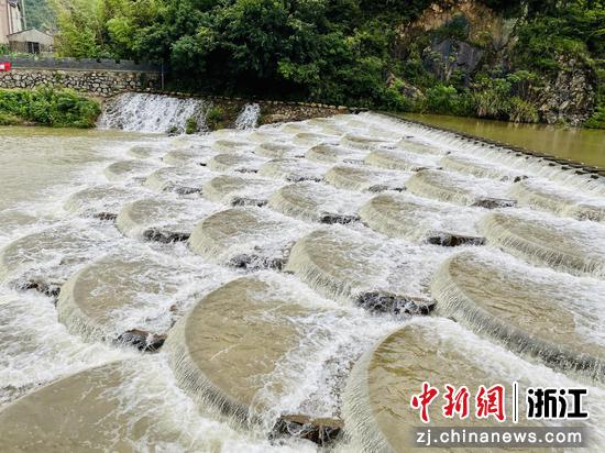 鱼鳞坝  李典 摄