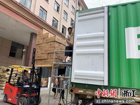 浙江科维诺工艺品有限公司工人正在搬运货物。 陈启宇供图