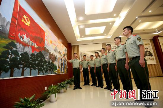 武警金华支队官兵观展。 余宁磊供图