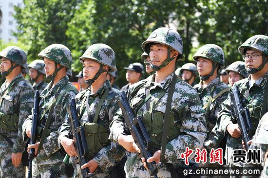 7月10日，在贵阳市南明区人武部开展的民兵战备拉动演练现场，参演民兵分队正在整装列队。