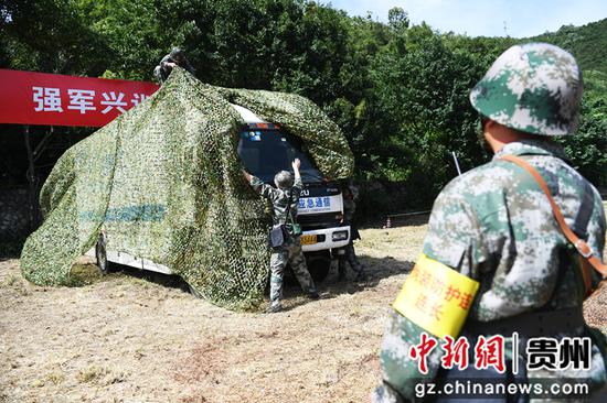 7月10日，在贵阳市南明区人武部开展的民兵战备拉动演练现场，参演民兵专业分队正在进行重要目标伪装防护。