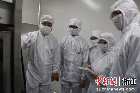 工作人员在浙江北生药业汉生制药有限公司车间作业。 楼天茂供图