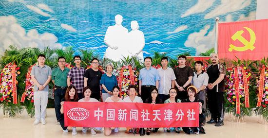 中国新闻社天津分社人员与周秉德在周恩来、邓颖超塑像前合影。 中新社记者 佟郁 摄