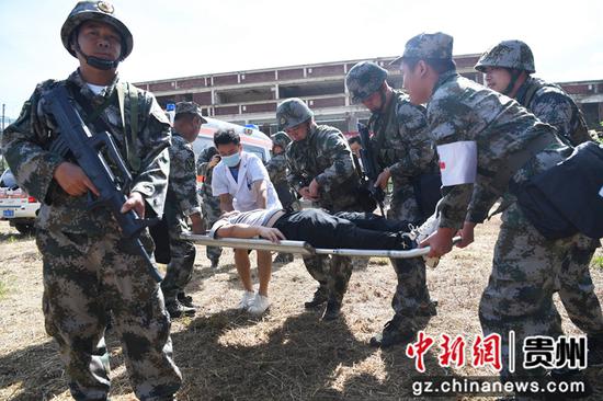 7月10日，在贵阳市南明区人武部开展的民兵战备拉动演练现场，参演民兵分队正在抢救伤员。