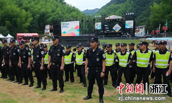 安保人员为音乐节做准备。 周晨 摄