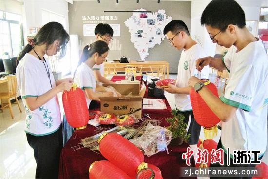 浙江师范大学地理与环境科学学院学生进雅里村开展暑期实践。汪佳磊 摄