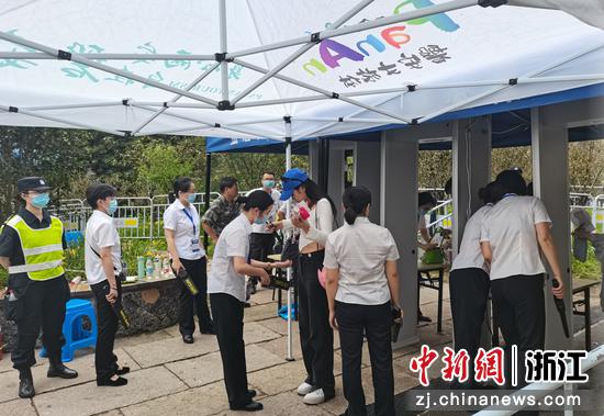 音乐节安检处。 周晨 摄