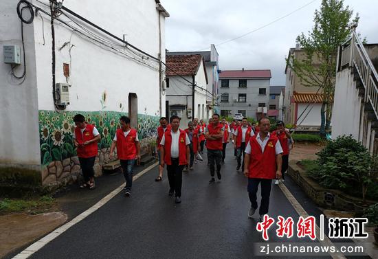 党员干部参观雅里村。汪佳磊 摄