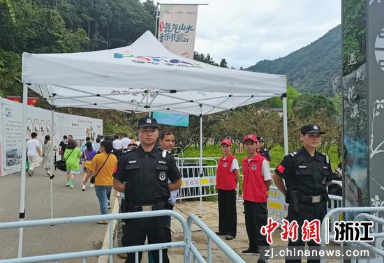 音乐节中，安保人员保障现场秩序。 周晨 摄