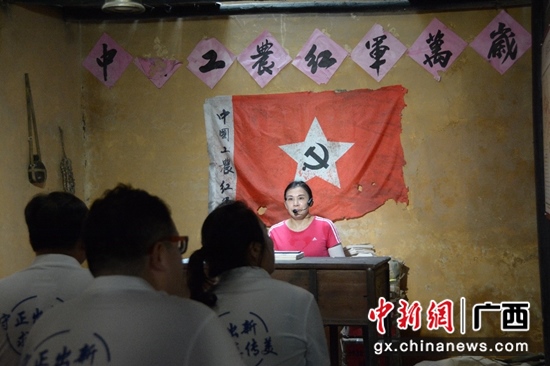 师生们听取湘桂古道上的长征故事 广西大学新闻与传播学院供图
