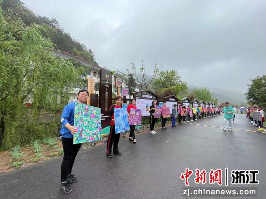 村民展示农民画。  张斌 摄