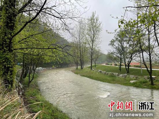 余东村村景。  张斌 摄