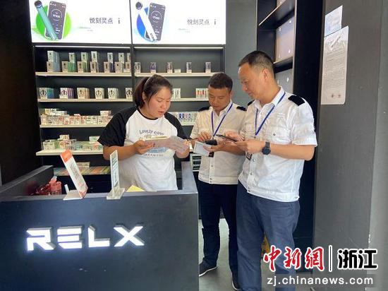 杭州市烟草专卖局工作人员围绕向未成年人售卖电子烟等行为开展执法检查。  翁泽廷 摄
