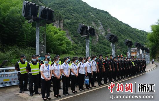 安保等工作人员集合。 周晨 摄