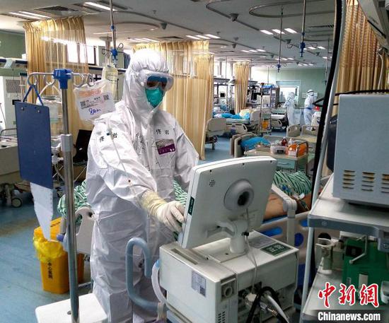 佟岩当时在襄阳中心医院ICU病房工作场景(资料图) 受访者提供