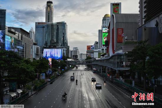 当地时间7月12日，泰国曼谷Ratchaprasong路口往来行人车辆甚少。