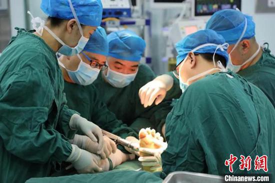 台州骨伤医院专家为患者做手术。　李桃　摄