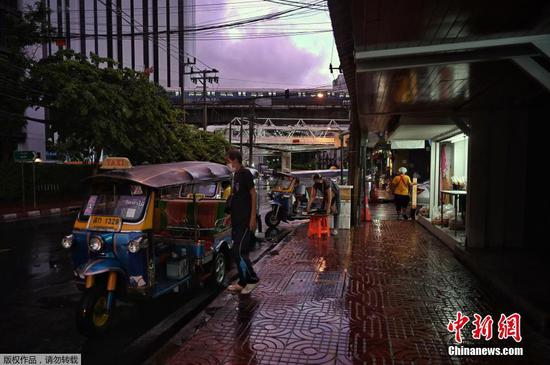当地时间7月12日，泰国曼谷，商贩在路边摆摊。