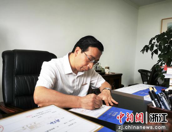衢州学院校长为》新生手写录取通知书名字。尹婵萱 摄