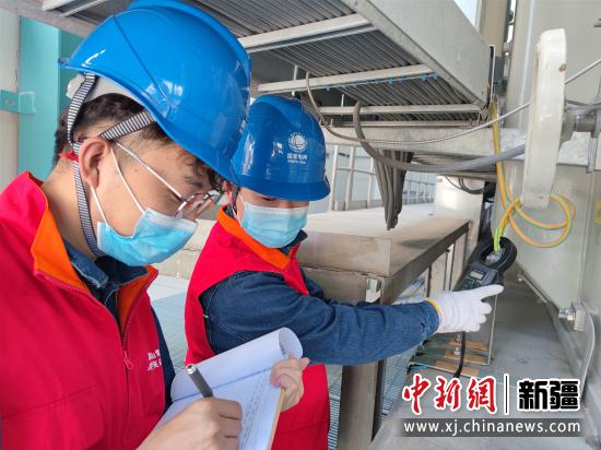 ±1100千伏昌吉换流站工作人员张德伟、郑庆敏在开展换流变压器红外测温工作。