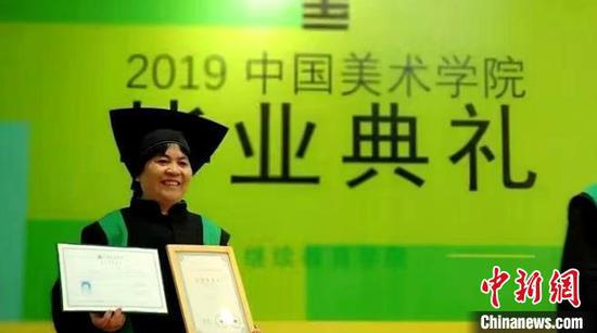 徐安玲在中国美术学院2019年的毕业典礼上。　受访者供图