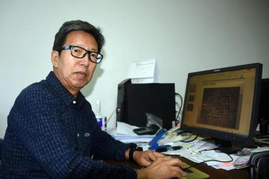 丛德新研究员在北京办公室。中新社记者 孙自法 摄