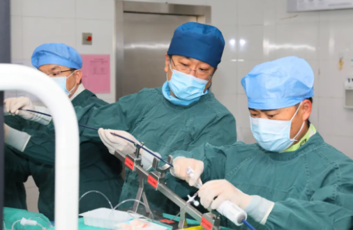 手术团队将包含着DragonFly™瓣膜夹的导管送入二尖瓣瓣膜病灶附近
