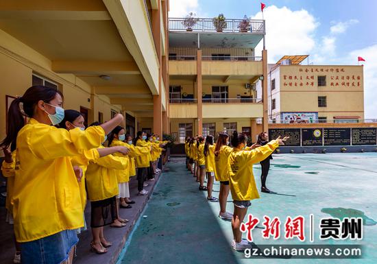 13日，黔西市莲城街道举办美容师技能培训，课间休息老师带学员在做手操。