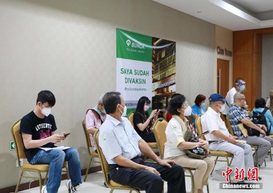 当地时间7月14日，22名在印尼雅加达工作和生活的台湾同胞接种了第一剂中国国药新冠疫苗。图为疫苗接种现场。 中新社发 鲍恩宏 摄