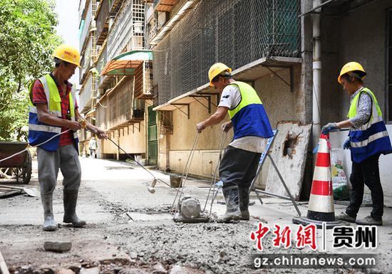 7月15日，在贵阳市南明区兴隆片区老旧小区改造项目建设现场，工人正在兴隆片区老旧小区改造项目施工工地平整路面。