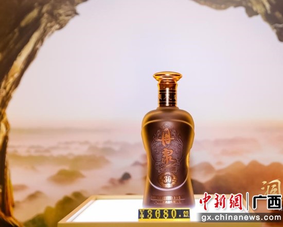 丹泉·洞藏30臻藏级（1L装）丹泉酒业供图