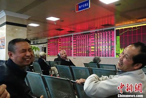 资料图：某证券公司交易大厅内的股民。 中新社记者 刘忠俊 摄