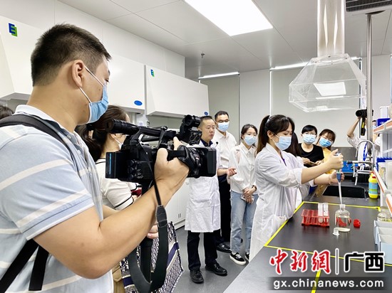 媒体记者在实验室现场观摩食品检验过程 广西市场监管局供图