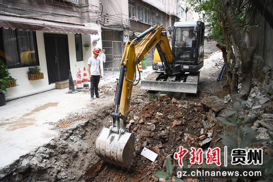 7月15日，在贵阳市南明区兴隆片区老旧小区改造项目建设现场，工人正在电力巷改造现场施工。