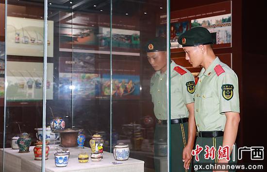 7月14日，新兵在展柜前观赏文物。徐世立 摄