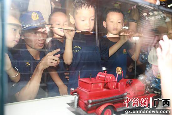 图为孩子们参观消防科普馆。钦州消防救援支队  供图
