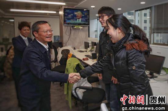 贵州省委常委、省委统战部部长、副省长胡忠雄到中国新闻社贵州分社调研并座谈。