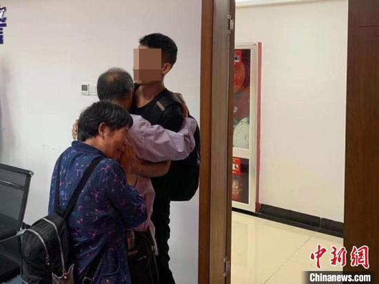 图为离散28年的一家终与相见团聚。　重庆云阳警方供图