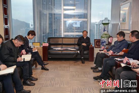贵州省委常委、省委统战部部长、副省长胡忠雄到中国新闻社贵州分社调研并座谈。